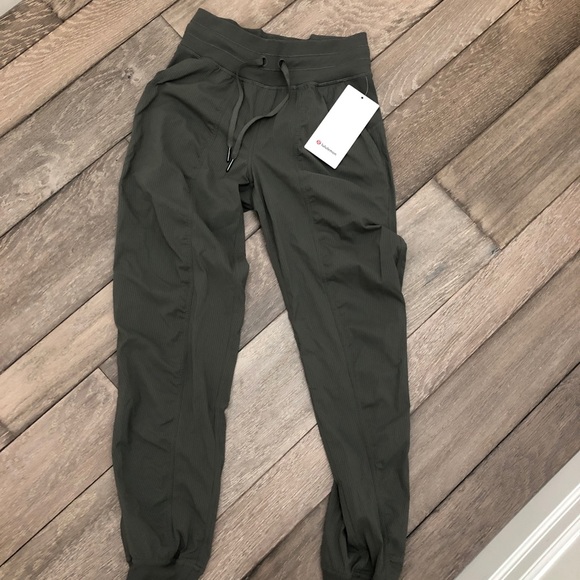 Lululemon dance studio joggers NWT size 2 grey sage - Picture 3 of 3